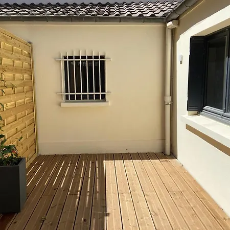 Quiet House With Terrace In Dom wakacyjny Montreuil (Seine-Saint-Denis)
